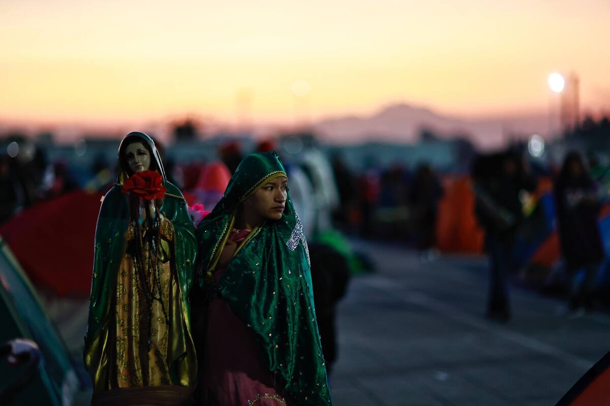 MEX7805. CIUDAD DE MÉXICO (MÉXICO), 12/12/2024.- Una feligrés mexicana carga una imagen de la virgen de Guadalupe este jueves, durante el peregrinaje anual a la Basílica de Guadalupe, en la Ciudad de México (México). Cientos de miles de fieles mexicanos acuden a visita anual a la Basílica de la Virgen de Guadalupe, que espera más de 12 millones de visitantes con motivo de los 493 años de su aparición. EFE/ Sáshenka Gutiérrez