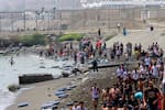 España enfrenta llegada récord de migrantes en Ceuta y activa respuesta militar