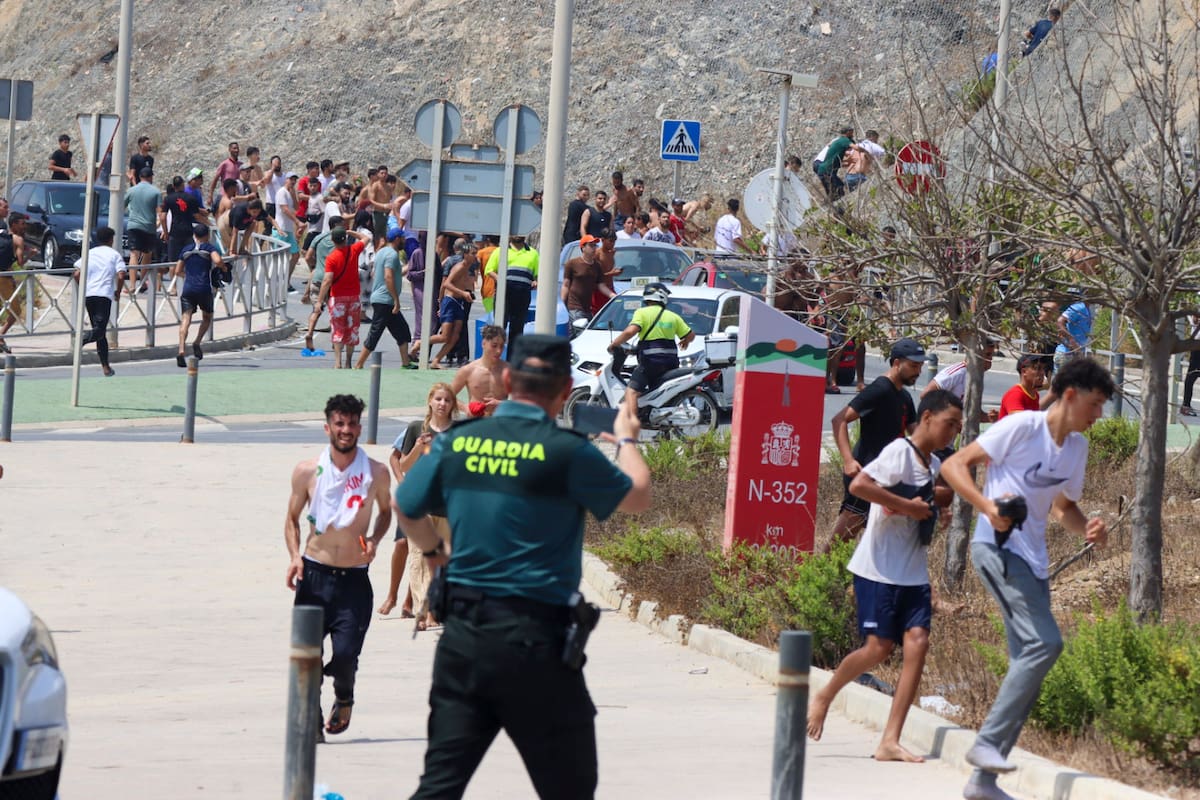 CEUTA, 30/07/2026.- Miles de jóvenes marroquíes llegaron este jueves a la frontera entre Castillejos (Marruecos) y Ceuta para tratar de cruzar la valla que separa las dos ciudades, según pudo comprobar EFE. Cientos de ellos saltaron las vallas de protección, que no estaban custodiadas en ese momento por policías, y accedieron a Ceuta. EFE/Reduan Dris