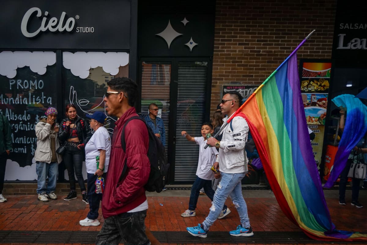 Miles de personas participaron en la tradicional Marcha del Orgullo LGBTIQ+, que recorrió el centro de la capital para visibilizar la diversidad sexual y de género, y reivindicar la igualdad de derechos, la inclusión y la no discriminación. (Colprensa - Catalina Olaya).