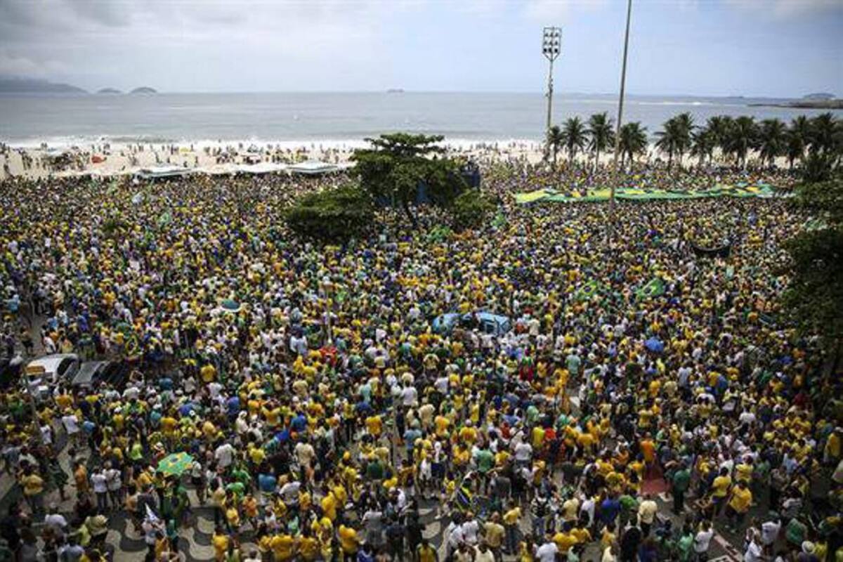 Imágenes aéreas mostraban una marea compacta de hombres y mujeres vestidos de amarillo y verde, los colores de la bandera nacional y de la emblemática camiseta de la selección brasileña de fútbol. (Foto: EFE / VANGUARDIA LIBERAL)