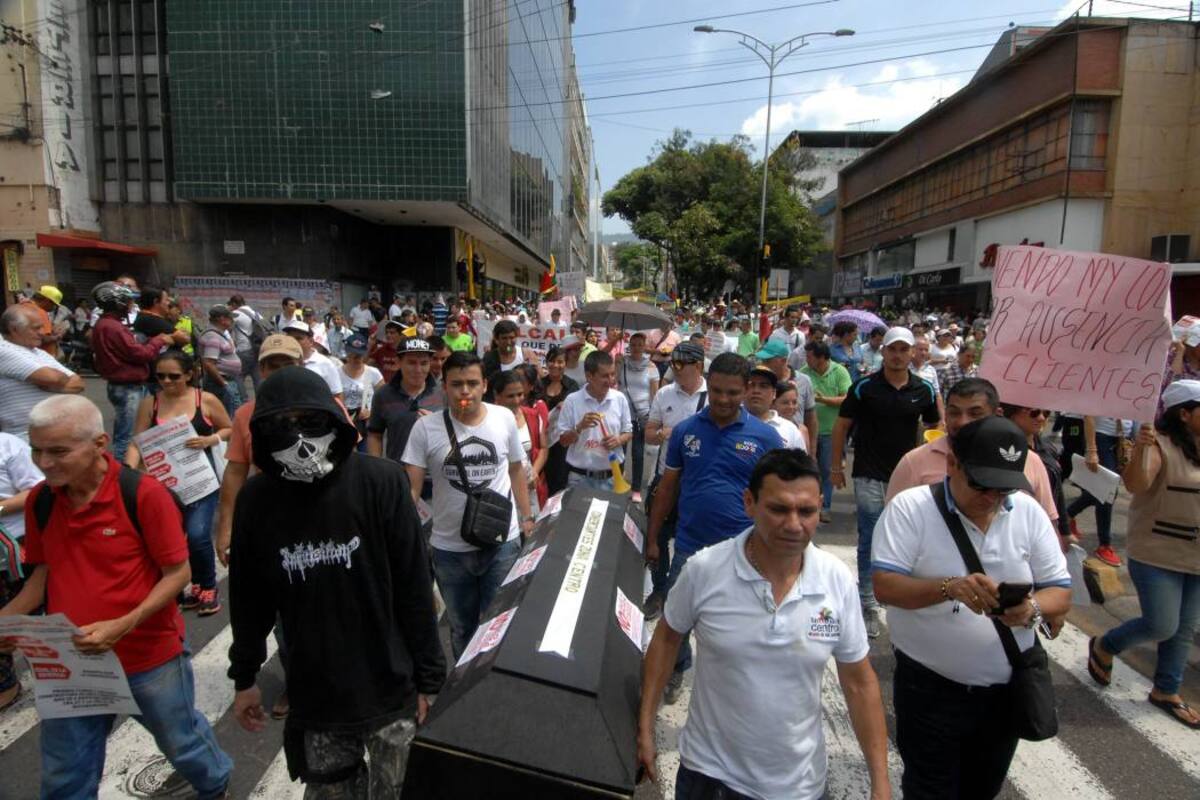 Los microempresarios y comerciantes ya están considerando el ‘recorte’ de personal en sus negocios y la disminución de los pedidos a proveedores. Las autoridades no reportaron desmanes ni actos vandálicos durante la movilización de ayer. (Foto: Jaime Del Río /VANGUARDIA LIBERAL)