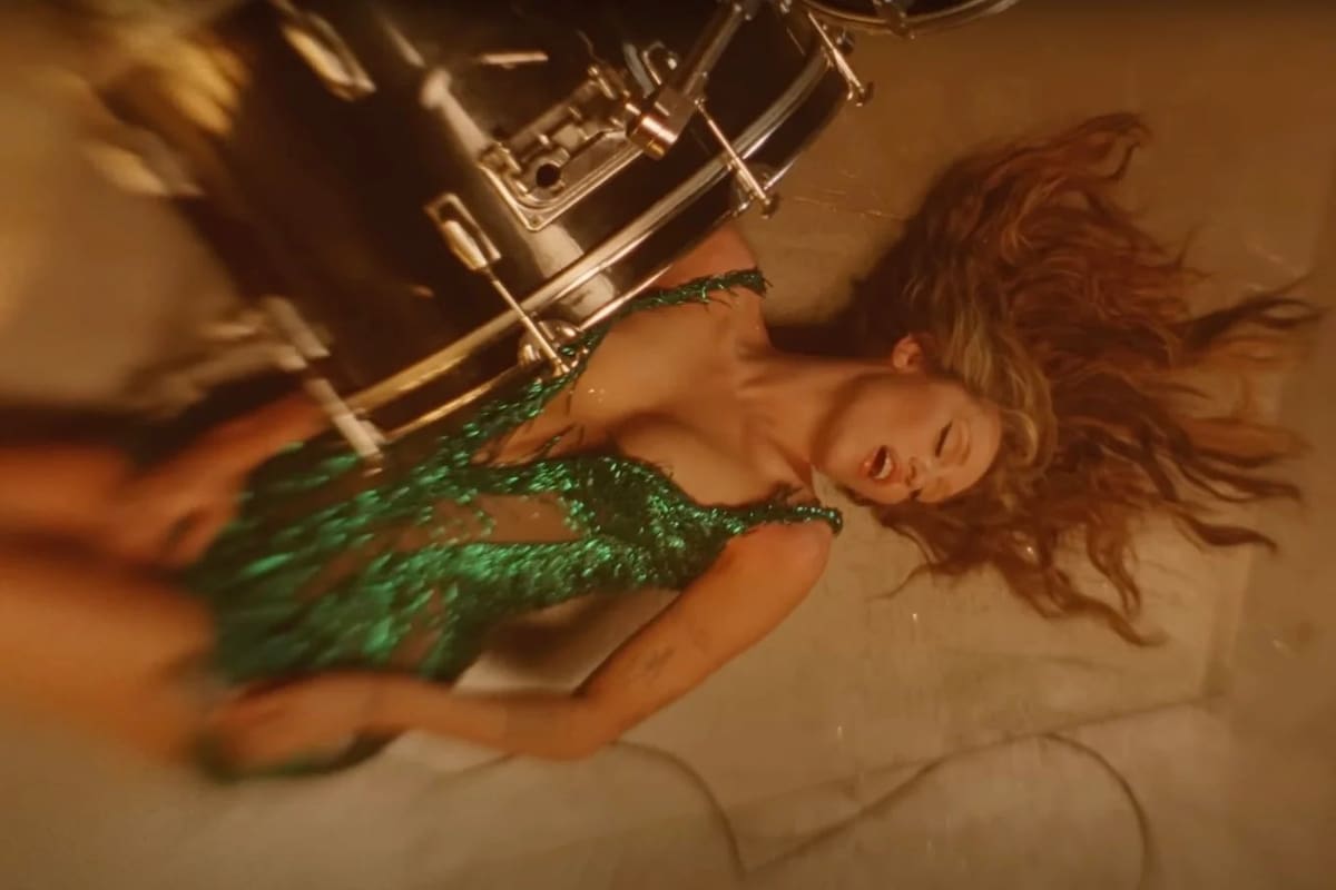 Miley Cyrus reinventa el pop con fuerza visual y emocional en Something Beautiful. / Captura de pantalla