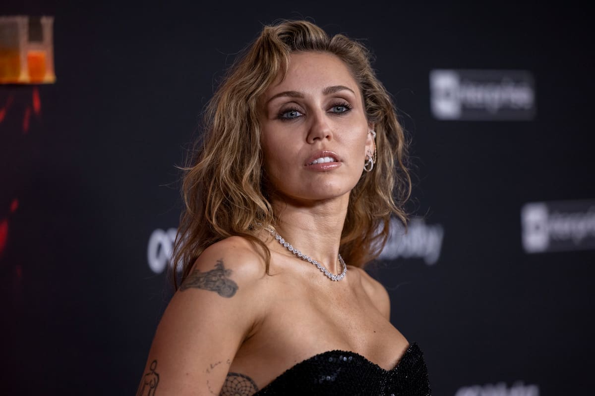 Miley Cyrus luce anillo y confirma compromiso con Maxx Morando.