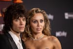 Miley Cyrus se compromete con músico Maxx Morando tras cuatro años de relación