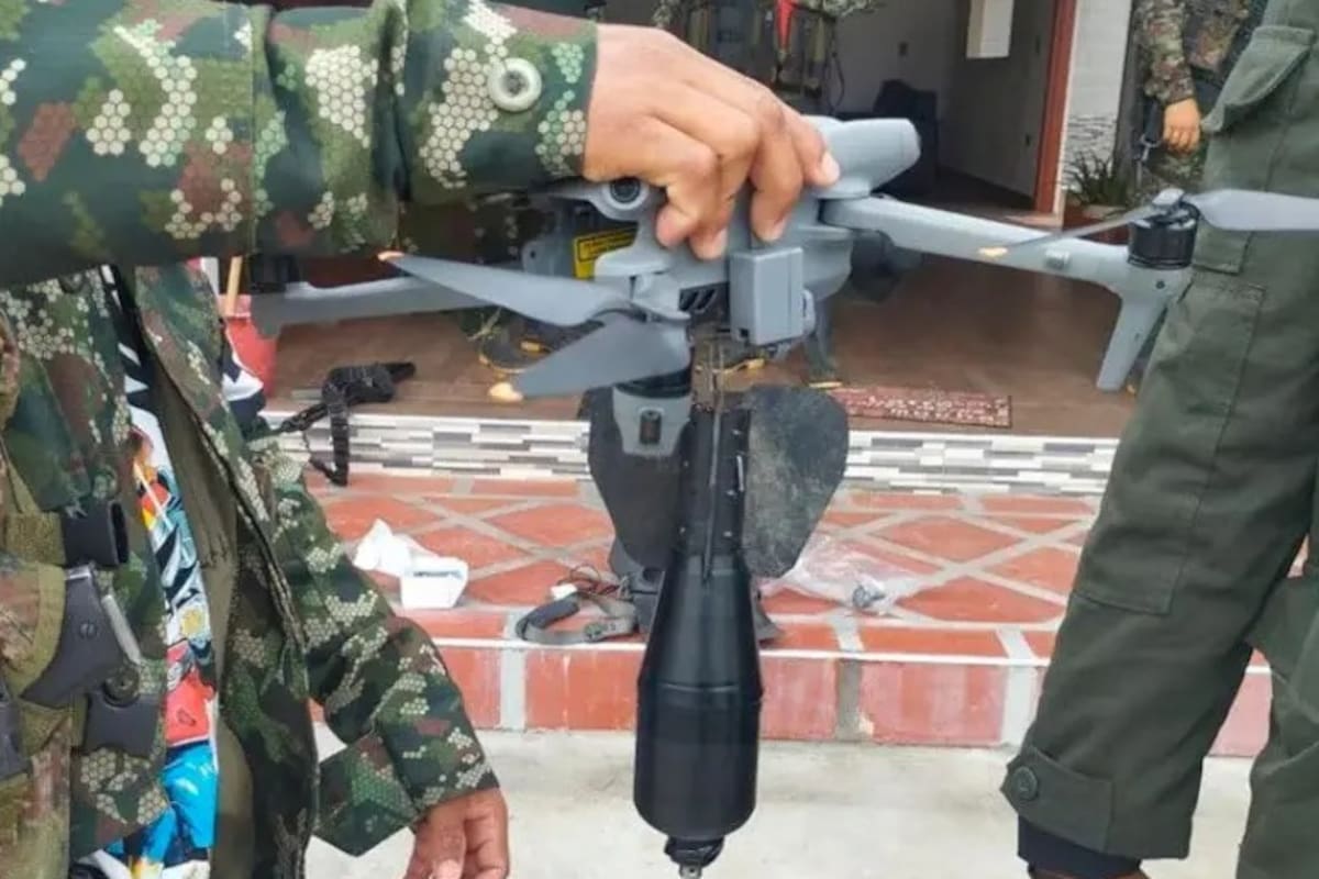 Drones equipados con bombas atacan a los militares y a la población civil. Foto: El Colombiano.