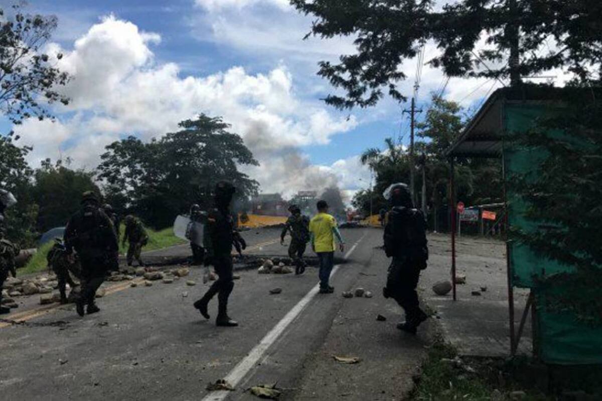 Urabá amaneció ayer con las vías bloqueadas, cientos de personas en las calles, columnas de humo negro y ataques contra los conductores que se atrevieron a trabajar. (Foto: Tomada El Colombiano/VANGUARDIA LIBERAL )