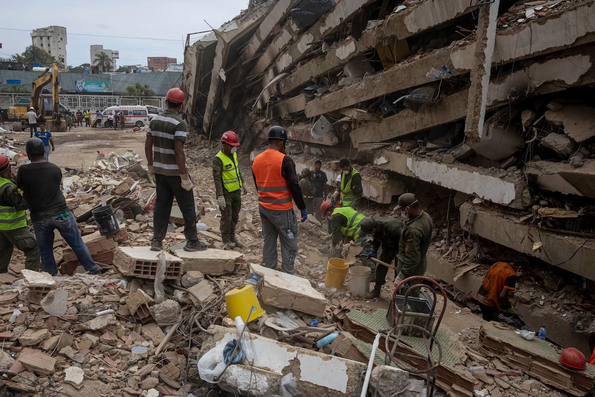 AME7123. CARABALLEDA (VENEZUELA), 03/07/2026.- Militares y Policías participan en una jornada de rescate tras el doble terremoto del 24 de junio, este viernes en Caraballeda, La Guaira (Venezuela). El estado venezolano de La Guaira (norte) permanece más militarizado de lo habitual, cuando se cumplen nueve días del doble terremoto y también seis meses desde que Estados Unidos capturó a Nicolás Maduro y a su esposa, la diputada Cilia Flores, durante una operación en Caracas. EFE/ Miguel Gutiérrez