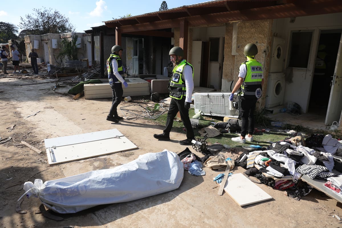 Kfar Aza (Israel), 15/10/2023.- The body of an Hamas militant lies on the ground at the Kfar Aza Kibbutz, Israel 15 October 2023. The Kibbutz was the scene of an Hamas attack on 7 October which resulted in the deaths of dozens of Israelis. The Israel Defense Force (IDF) on 14 October announced they are increasing readiness and preparing to 'implement a wide range of operational offensive plans', including combined and coordinated strikes by land, sea and air. Israel has called for the evacuation of all civilians of northern Gaza ahead of an expected ground invasion. More than 1,300 Israelis have been killed and over 3,200 others injured, according to the IDF, after the Islamist movement Hamas launched an attack against Israel from the Gaza Strip on 07 October. More than 2,300 Palestinians have been killed and over 9,000 others injured in Gaza since Israel launched retaliatory air strikes, the Palestinian health ministry said. (Kibutz) EFE/EPA/ABIR SULTAN