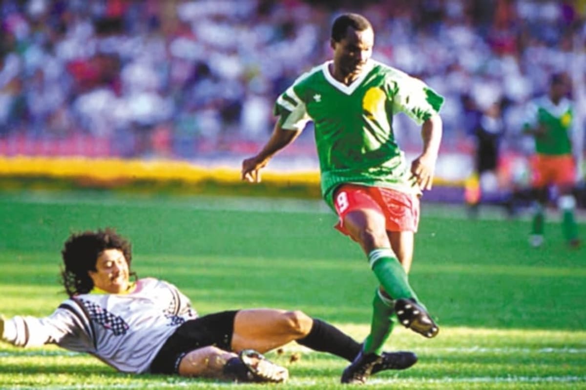 Milla anota ante Colombia, en octavos de final de Italia 90, tras robarle la pelota a Higuita. Foto: FIFA