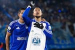 Conmovedor homenaje de Millonarios a Santiago Castrillón en el marco del duelo ante Fortaleza