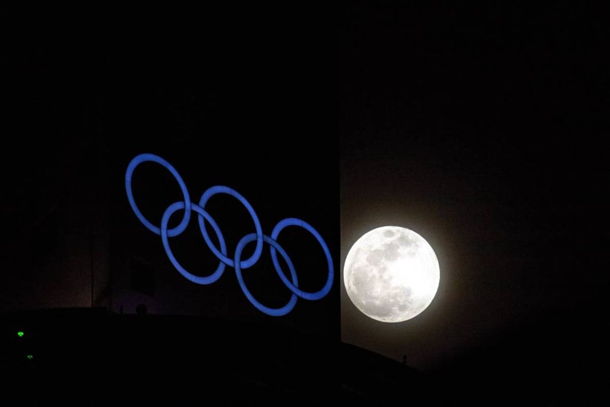 EPA1959. PYEONGCHANG (COREA DEL SUR), 31/01/2018.- Vista de la superluna junto a los anillos olímpicos en el centro de salto de esquí para los Juegos Olímpicos de Invierno 2018 en PyeongChang (Corea del Sur) hoy, 31 de enero de 2018. Millones de personas aguardan hoy al eclipse total de la llamada superluna azul, la segunda luna llena del mes y en su posición más cercana a la Tierra, fenómeno que se podrá ver principalmente desde Norteamérica, Asia y Oceanía. EFE/ Christian Bruna