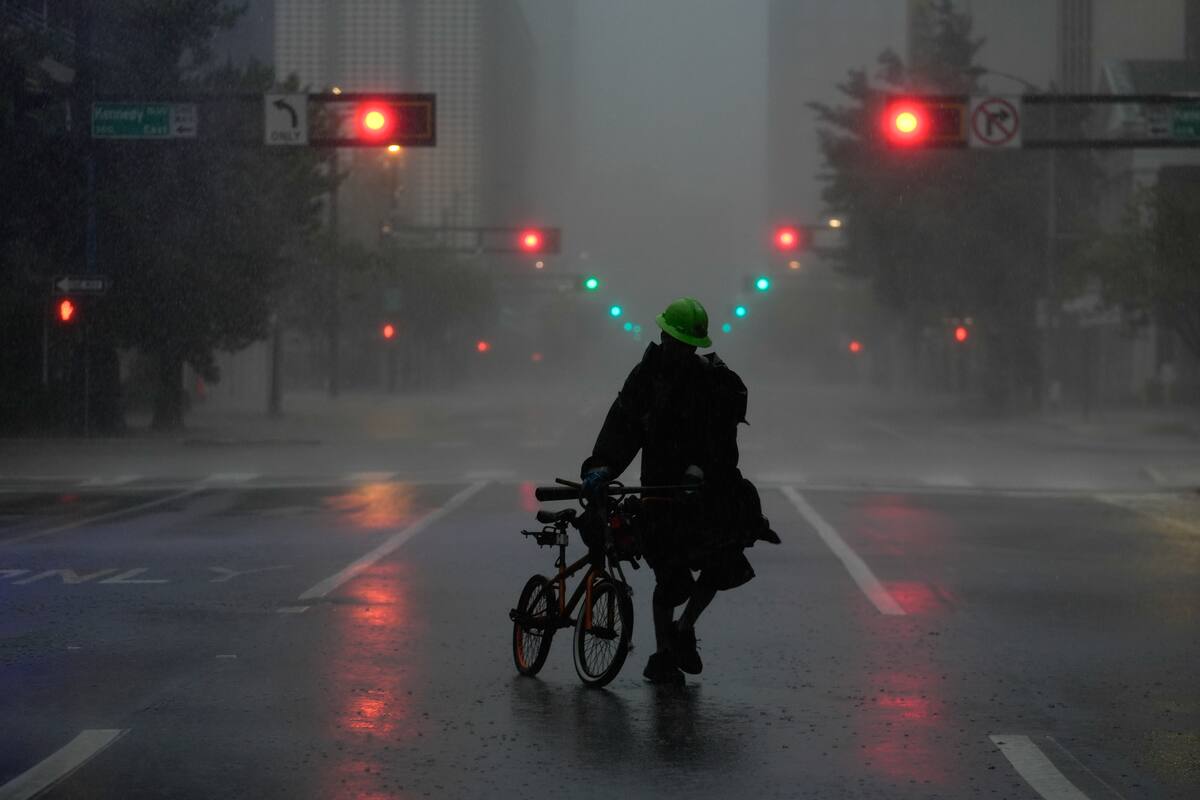 Milton provoca tornados en Florida y deja alerta máxima en el estado. // Foto: AP/Rebecca Blackwell.