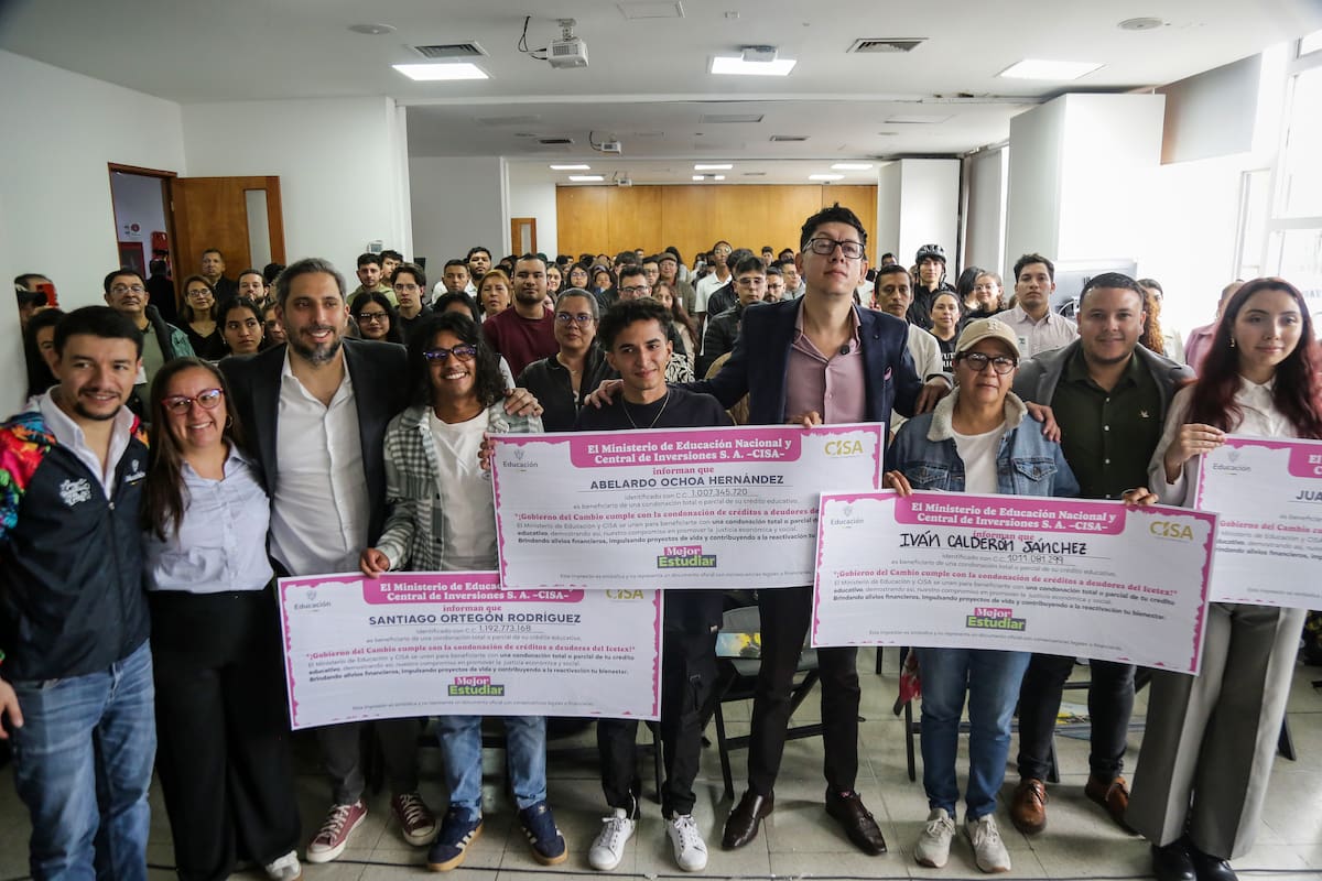 Bogotá, Diciembre 02 de 2025. El ministro de Educación, Daniel Rojas Medellín, y el presidente de Cisa, Nicolás Corso Salamanca, lideraron la entrega de paz y salvos a 1.192 jóvenes beneficiados con la condonación total o parcial de sus créditos del Icetex, durante un acto oficial en el Ministerio de Educación. (Colprensa – Catalina Olaya)