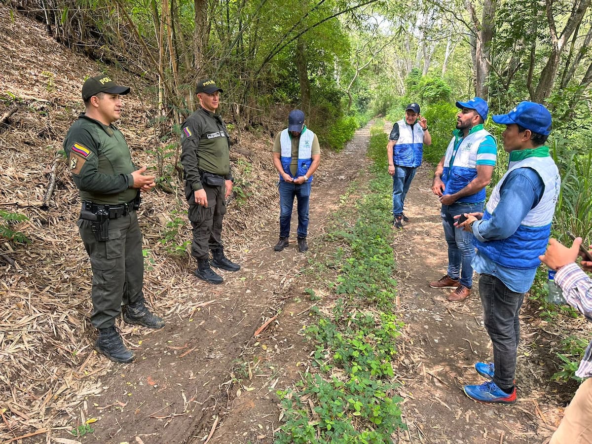 Suministrada / VANGUARDIA La Cdmb identificó que los mineros ilegales usan agua a presión para que la escarpa ceda, la tierra y las piedras caigan al agua y estas personas puedan ‘barequear’ el sedimento y extraer piedras del metal precioso de manera artesanal.