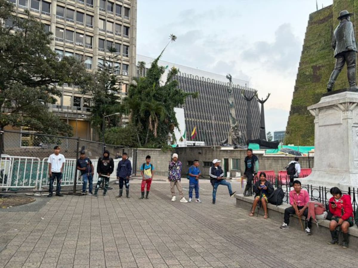 Desde muy temprano de este lunes, un grupo de la minga indígena se encontraba en las inmediaciones al centro administrativo La Alpujarra, en Medellín. Se estima sea más de 500 persona las que llegaron en por lo menos 12 buses.