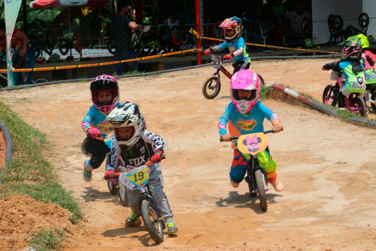 Unos verdaderos maestros a la hora de correr y maniobrar sus bicicletas son los pequeños mini raiders que compitieron ayer en la Válida del Club Kids Ride.