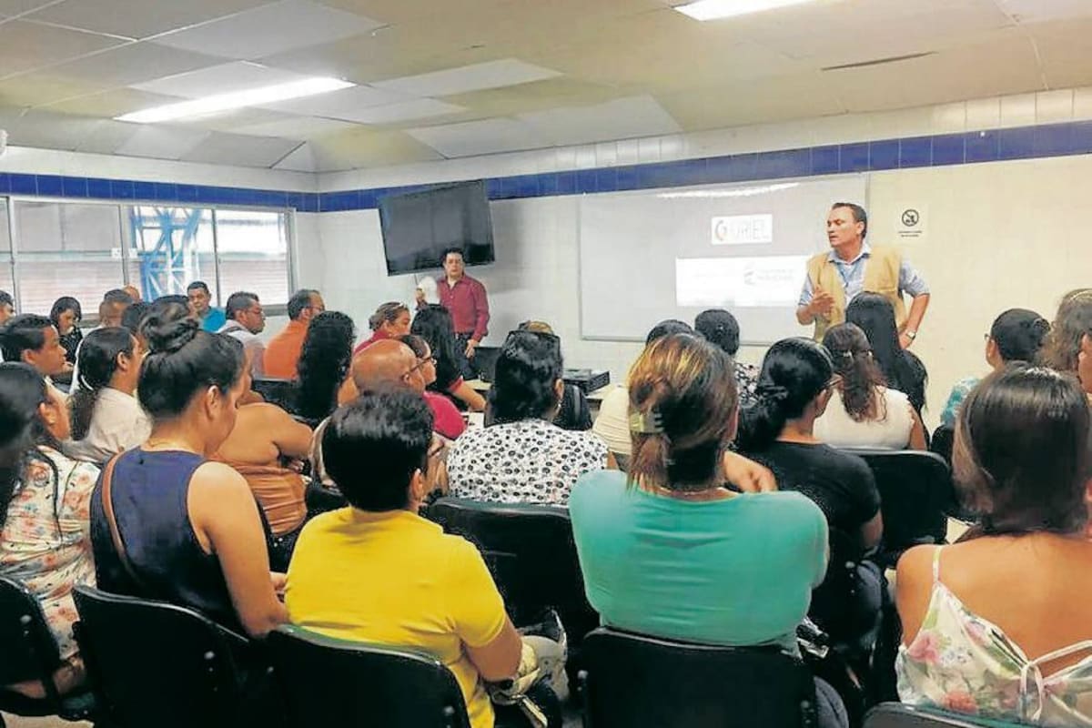 Funcionarios del Ministerio del Interior capacitaron este viernes a jurados de votación y testigos electorales sobre cómo denunciar ante Uriel. (Foto: Suministrada/VANGUARDIA LIBERAL)