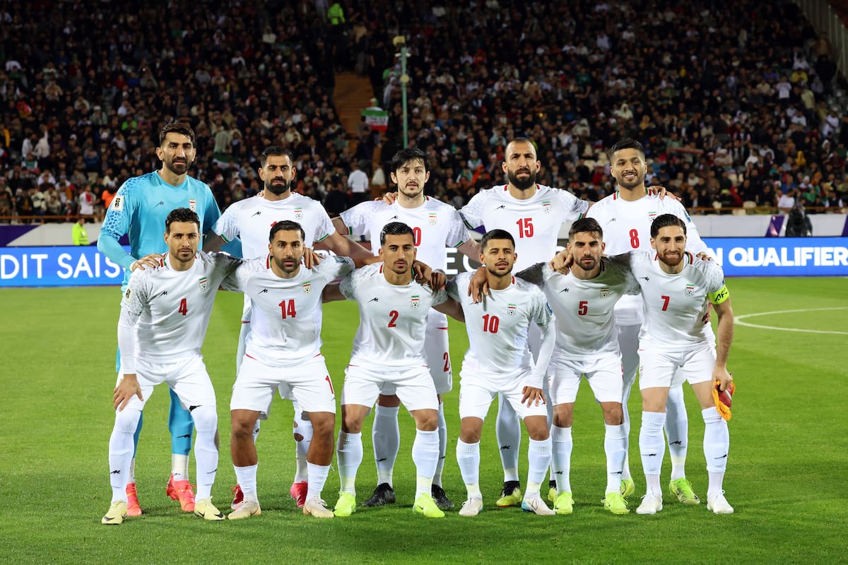 La selección masculina de Iran antes de jugar un partido de clasificación para el Mundial 2026, contra Emiratos Arabes Unidos, el 20 de marzo de 2025, en Teherán. EFE/EPA/ABEDIN TAHERKENAREH