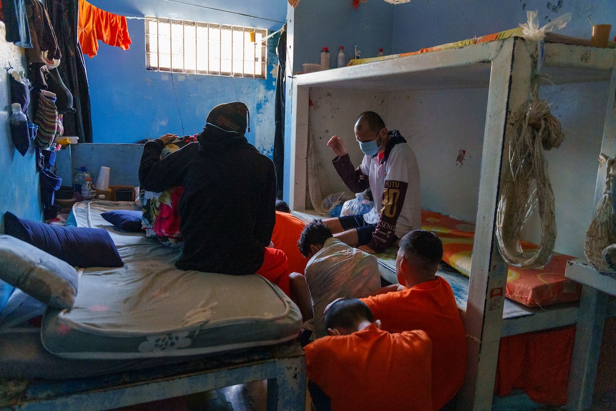 El ministro de Defensa de Ecuador, Gian Carlo Loffredo (c), habla con integrantes de las Fuerzas Armadas este domingo, en Guayaquil. Loffredo lideró una masiva intervención militar de control en la Penitenciaria del Litoral, la cárcel más grande, poblada y peligrosa del país. EFE/Mauricio Torres