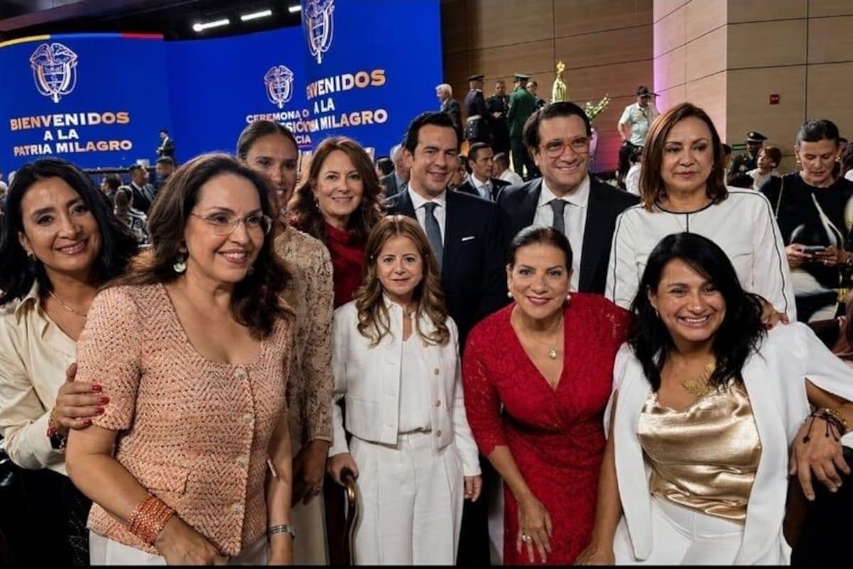 Los nuevos ministros del gobierno de De la Espriella, durante la posesión del mandatario.
Foto: Suministrada.