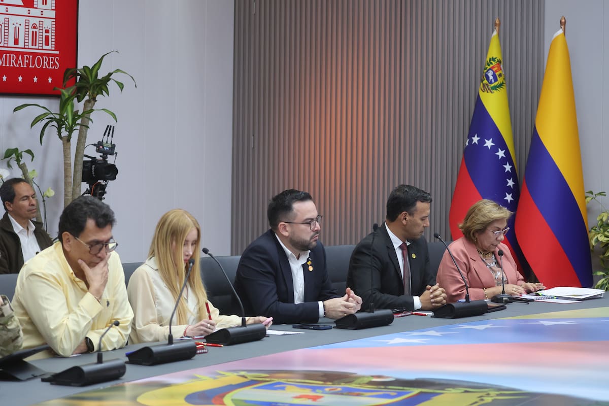 La ministra de Relaciones Exteriores de Colombia, Rosa Villavicencio (d); el ministro de Defensa, Pedro Sánchez (2-d); el ministro de Minas y Energía, Edwin Palma (c), y la ministra de Comercio, Industria y Turismo, Diana Marcela Morales; (2-i), asisten a una reunión con la presidenta encargada de Venezuela, Delcy Rodríguez, y su gabinete ministerial este viernes, en el Palacio de Miraflores en Caracas (Venezuela). // Foto: EFE/ Miguel Gutiérrez.