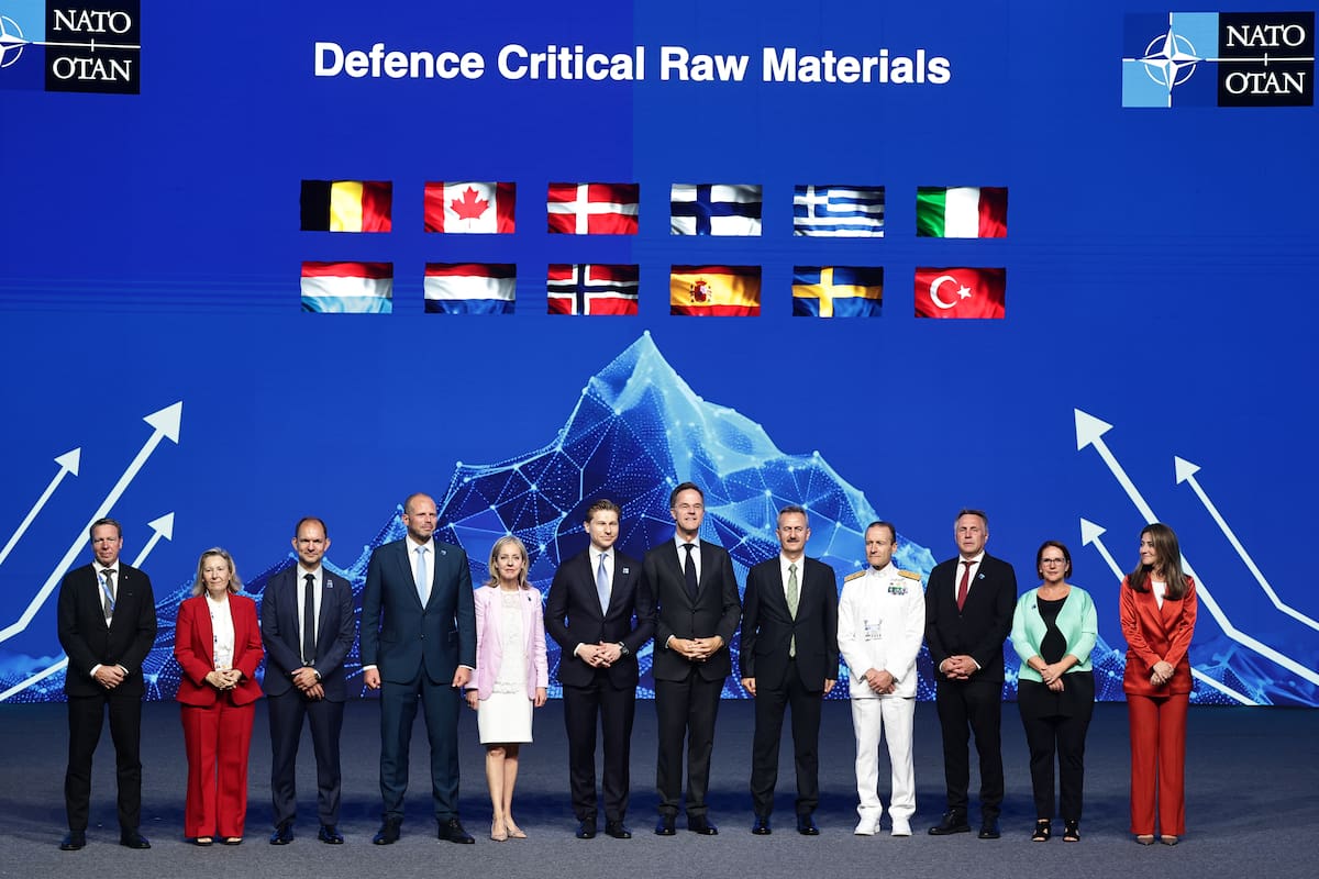 FOTODELDÍA ANKARA (Turquía), 07/07/2026.- El Secretario General de la OTAN, Mark Rutte (C), posa con ministros de Defensa y representantes de la industria de la OTAN en el Foro de la Industria de Defensa de la OTAN en Ankara, Turquía. La cumbre se celebrará del 7 al 8 de julio y se centrará en el fortalecimiento de la producción industrial de defensa y en garantizar la ayuda militar a largo plazo para Ucrania. EFE/ Filip Singer
