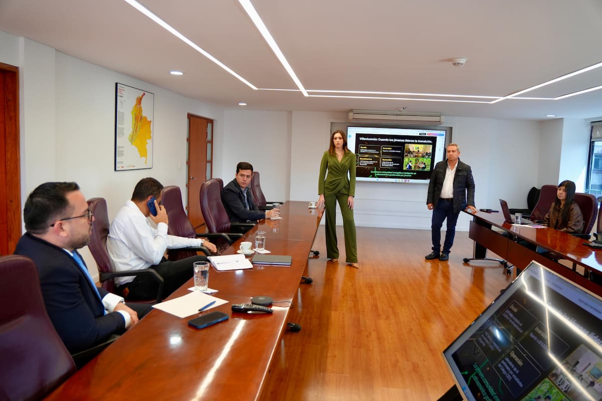 Pie de foto: El Ministerio de Minas y Energía anunció en Barrancabermeja el desarrollo de la granja solar “La Bella Hija del Sol”, proyecto que busca convertir a la ciudad en referente nacional de comunidades energéticas.
Suministrada/Vanguardia