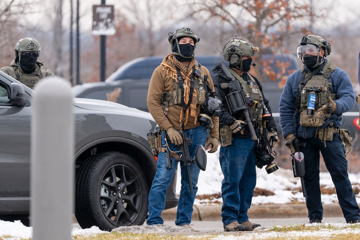 Integrantes de Policía custodian el edificio Federal Bishop Henry este jueves, en Mineápolis (EE.UU.). Autoridades de Minnesota acusaron al FBI y la Oficina del Fiscal de Estados Unidos de impedirles acceder a evidencia sobre la mujer abatida por el Servicio de Inmigración y Control de Aduanas (ICE, en inglés) el miércoles, por lo que denunciaron que las excluyeron del caso. EFE/ Angel Colmenares