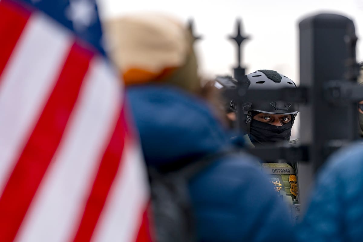 Un integrante de la Policía custodia el edificio Federal Bishop Henry este jueves, en Mineápolis (EE.UU.). Autoridades de Minnesota acusaron al FBI y la Oficina del Fiscal de Estados Unidos de impedirles acceder a evidencia sobre la mujer abatida por el Servicio de Inmigración y Control de Aduanas (ICE, en inglés) el miércoles, por lo que denunciaron que las excluyeron del caso. EFE/ Angel Colmenares