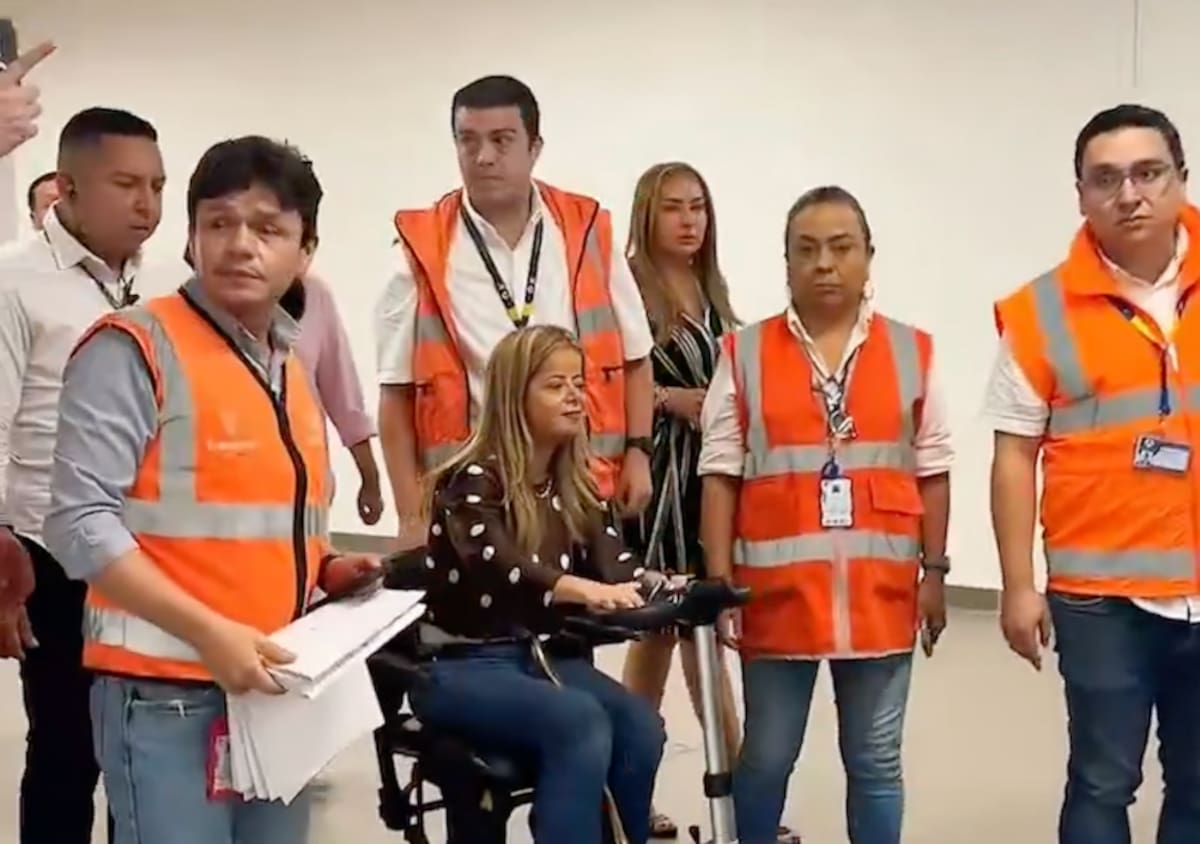 La ministra de Transporte, Elsa Noguera De La Espriella, durante su visita al Aeropuerto Ernesto Cortissoz de Soledad, que presta el servicio a Barranquilla.//Cortesía @MinTransporteCo.
