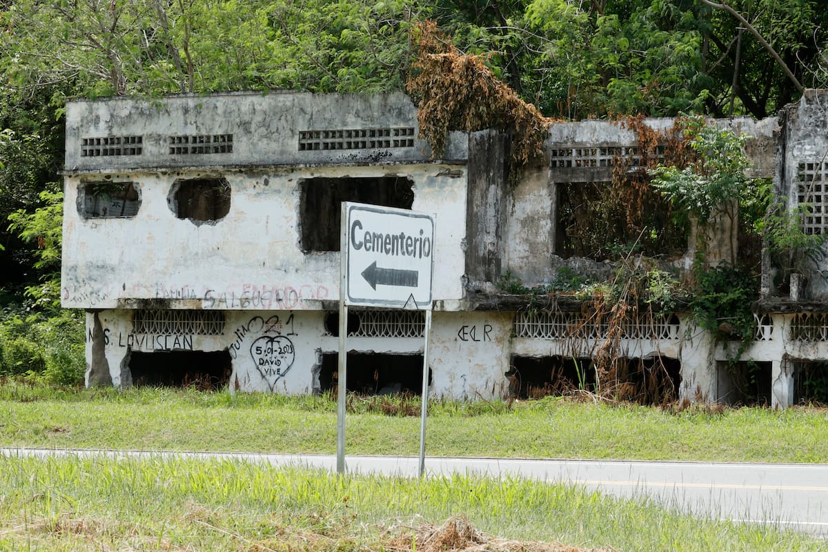 ARMERO (COLOMBIA), 13/11/2025.- Fotografía fechada el 5 de noviembre de 2025 que muestra casas destruidas tras la tragedia que ocurrió en 1985, en Armero (Colombia). Con un minuto de silencio en memoria de los más de 23.000 muertos que dejó el 13 de noviembre de 1985 la avalancha causada por la erupción del volcán Nevado del Ruiz que destruyó Armero, sumado a pedidos de perdón, esa localidad colombiana conmemoró este jueves el 40 aniversario de la mayor tragedia natural del país. EFE/ Mauricio Dueñas Castañeda