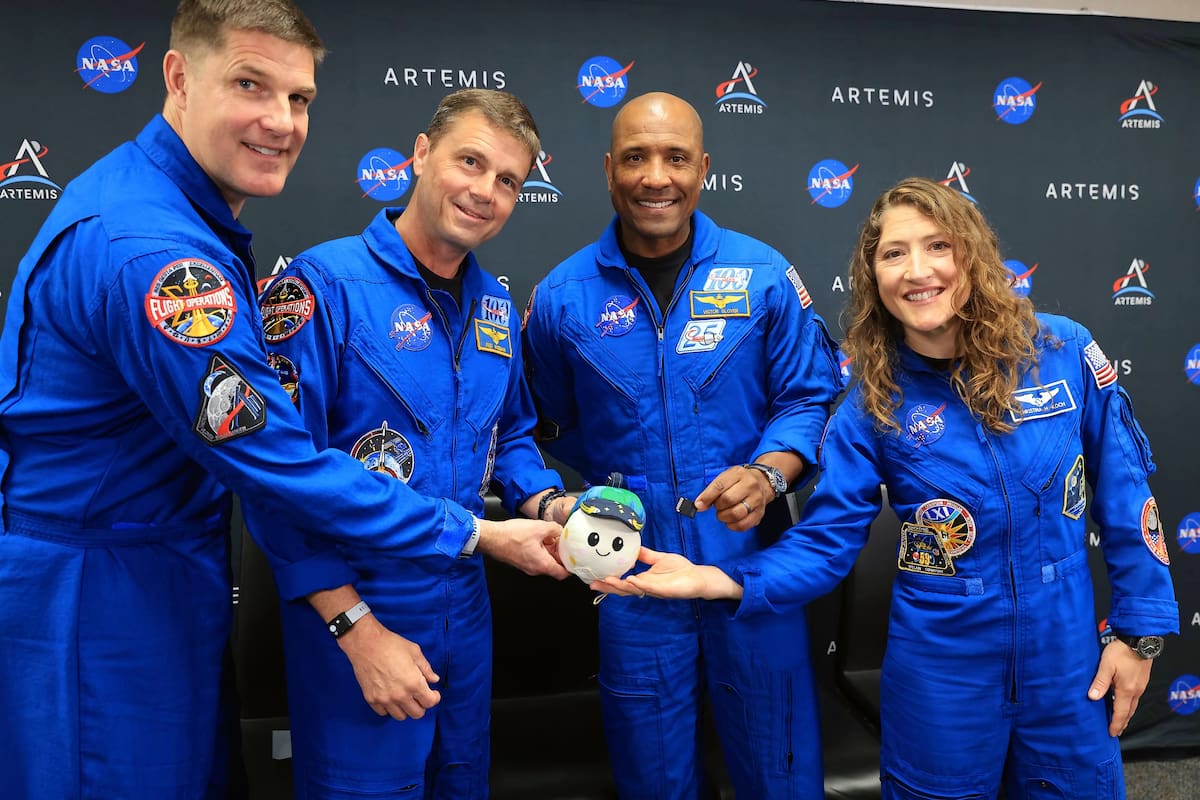 Fotografía cedida por la NASA donde aparece la tripulación de la misión Artemis II de izquierda a derecha el especialista de misión, Jeremy Hansen, de la Agencia Espacial Canadiense (CSA); el comandante Reid Wiseman, el piloto Victor Glover, y la especialista de misión Christina Koch, sosteniendo Rise, la mascota lunar e indicador de gravedad cero para el vuelo de prueba alrededor de la luna. Un niño de ocho años logró enviar a la misión Artemis II a 'Rise', un pequeño juguete que indica la ingravidez.