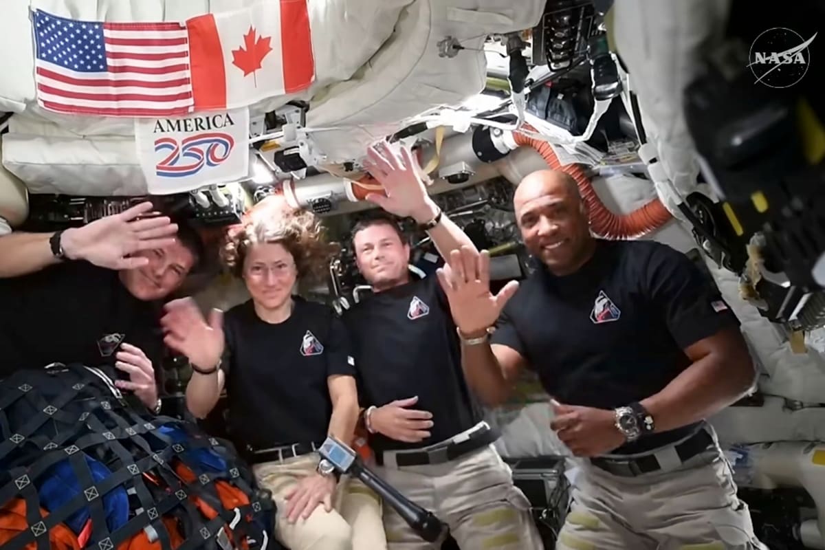 Captura de video tomada de la cuenta oficial en X @NASA que muestra desde la izquierda a los astronautas; Reid Wiseman, Christina Koch, Jeremy Hansen y Victor Glover saludando durante una conversación en directo desde la nave Orión de la misión Artemis II con el presidente de Estados Unidos, Donald Trump.