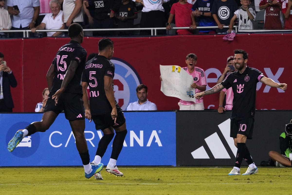 AME6030. CHICAGO (ESTADOS UNIDOS), 09/09/2026.- Lionel Messi (d) y Casemiro (c) de Inter Miami celebran un gol este miércoles, en un partido de la MLS entre Chicago Fire e Inter Miami en el Soldier Field de Chicago (EE.UU.). EFE/ Kenneth Fernández