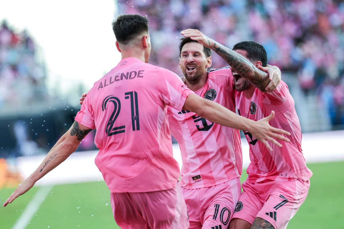 Fort Lauderdale (United States), 07/12/2025.- Inter Miami CF Forward Lionel Messi (C) Inter Miami CF Midfielder Rodrigo De Paul (R) and Inter Miami CF Forward Tadeo Allende celebrate a goal during the 2025 MLS Cup Final between Inter Miami CF and Vancouver Whitecaps FC at Chase Stadium in Fort Lauderdale, Florida, USA, 06 December 2025. EFE/EPA/CRISTOBAL HERRERA-ULASHKEVICH