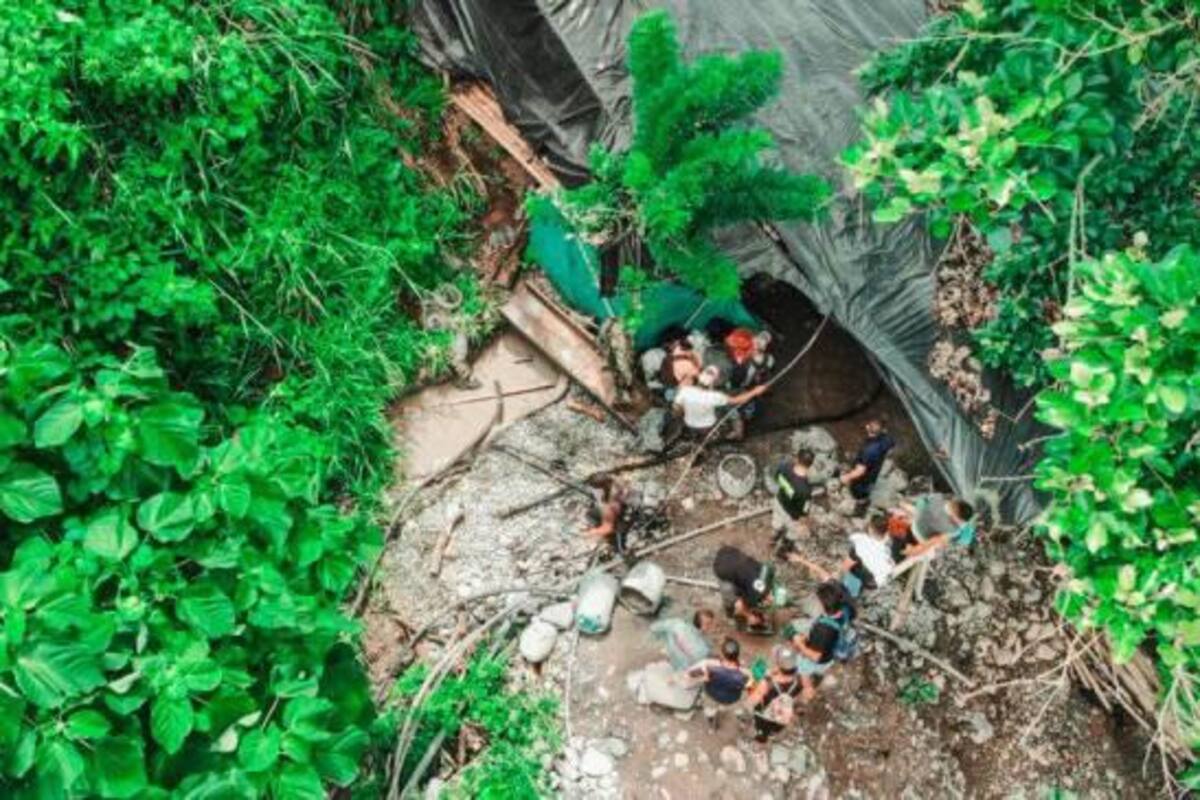 Se encuentran atrapados luego de que en la tarde del viernes se presentaran fuertes lluvias que ocasionaron la creciente del río Cauca que taponó la entrada y salida del socavón.