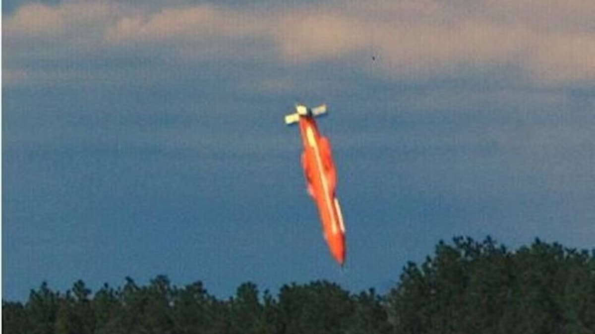 La MOAB pesa aproximadamente 10 toneladas y fue desarrollada para atacar objetivos militares mediante una potente explosión convencional.