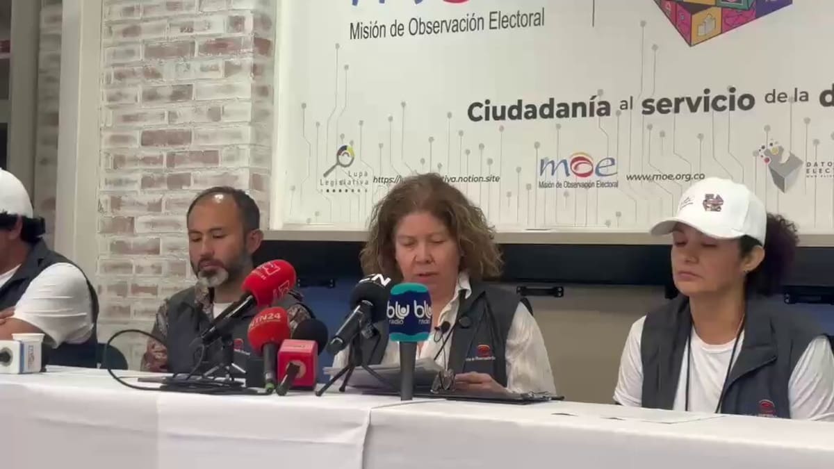 Voluntarios y técnicos de la MOE monitorean el flujo de votantes y las garantías de transparencia desde el centro de datos nacional.