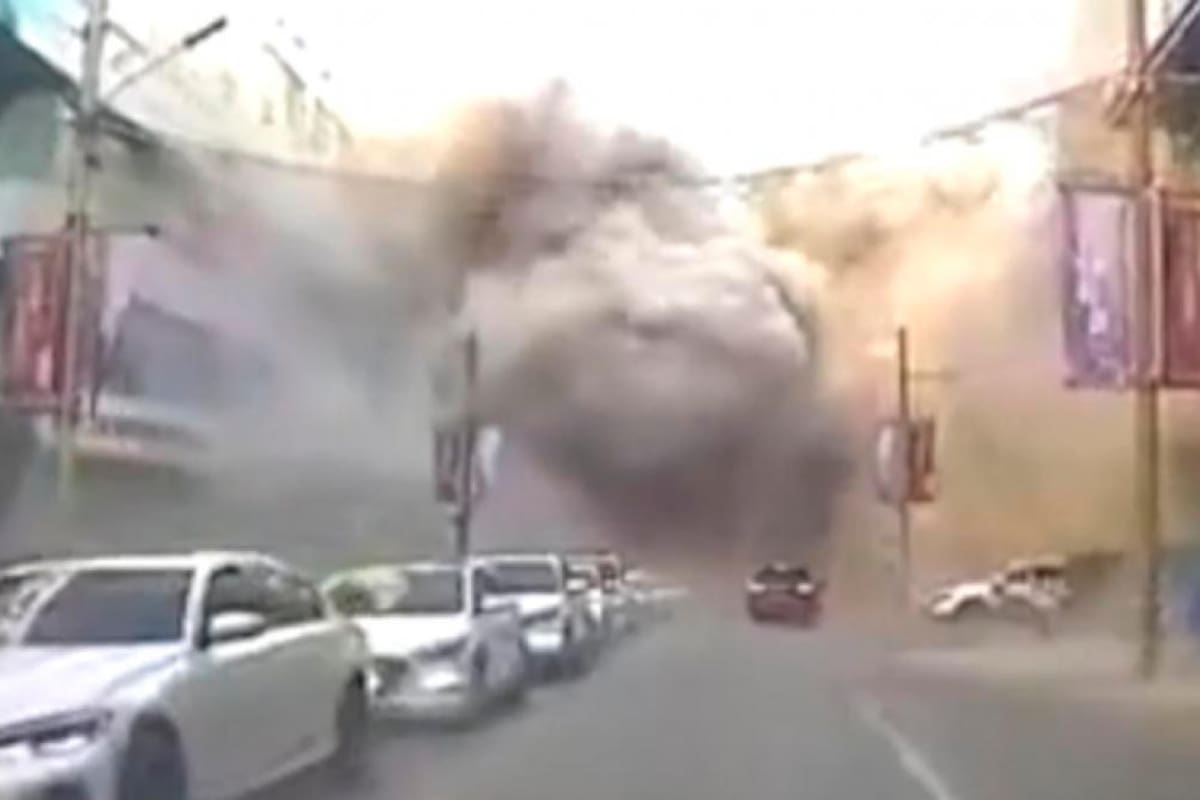 Este es el momento exacto de la explosión, al parecer de gas, en un edificio en Shenyang, noroeste de China. Twitter / VANGUARDIA
