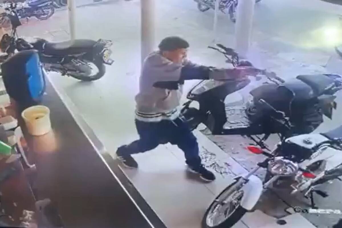 Momento en que el agresor ingresa al restaurante antes de abrir fuego contra sus víctimas.