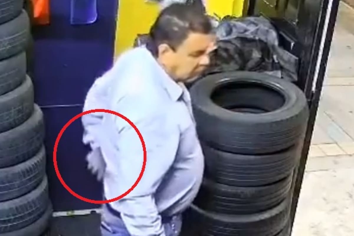 Momento exacto en el que un taxista se roba el celular de una trabajadora en un montallantas