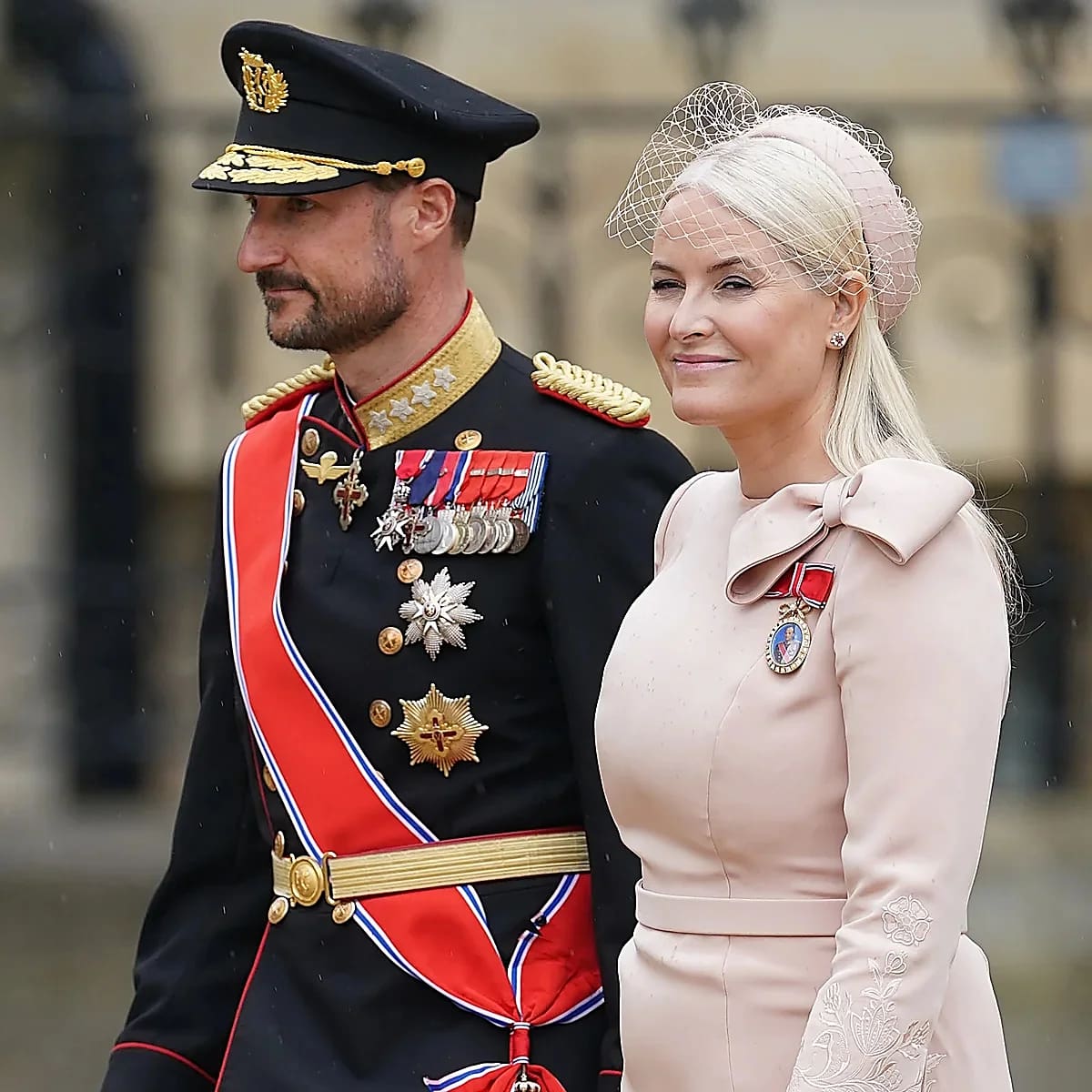La monarquía de Noruega atraviesa un momento crítico de transición institucional tras el fallecimiento del rey Harald V el 28 de agosto de 2026 a los 89 años de edad. Mientras su hijo asciende al trono como el rey Haakon VIII, la casa real enfrenta un fuerte escrutinio público derivado de una serie de controversias y problemas legales que involucran a varios miembros de la familia.