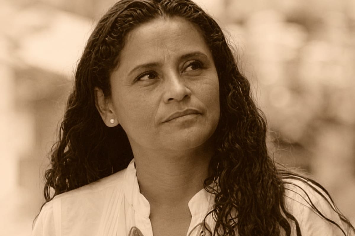 Mónica Eugenia Sánchez Román, reconocida lideresa social y ambiental de Santa Bárbara, Antioquia, fue asesinada en su vivienda. Autoridades ofrecen una recompensa de hasta $50 millones por información sobre los responsables.