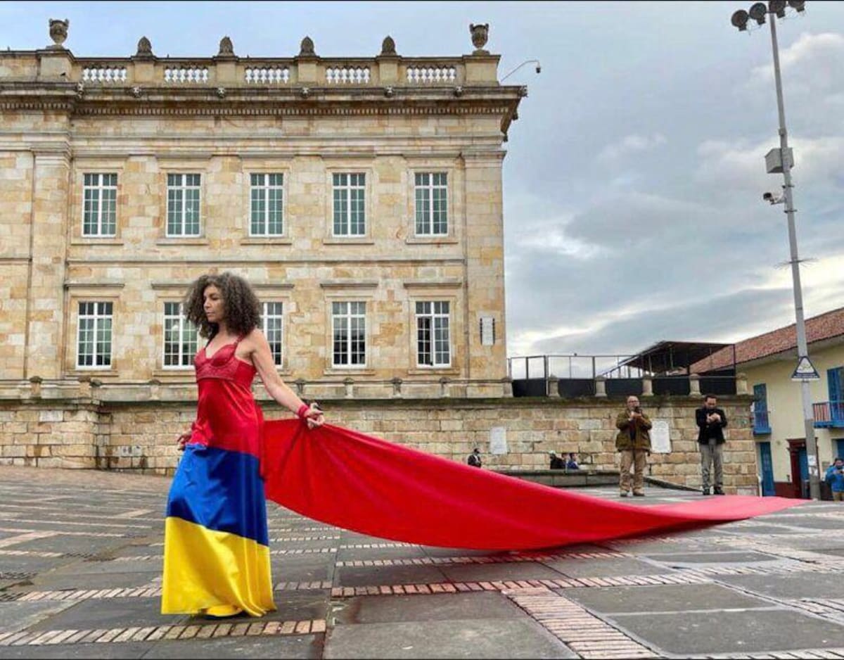 Mónica Savdié y su “diálogo” con la maestra santandereana Beatriz González en los columbarios. Foto Alfonso Pinaud suministrada/VANGUARDIA
