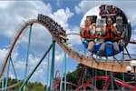 Six Flags cierra 10 montañas rusas en EE. UU. y Canadá tras la muerte de un visitante