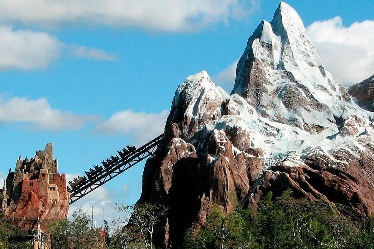 icónica montaña rusa Expedition Everest, ubicada en el parque Animal Kingdom de Florida, quedó inmovilizada, dejando a los visitantes atrapados durante al menos 30 minutos. Tomada de X / VANGUARDIA