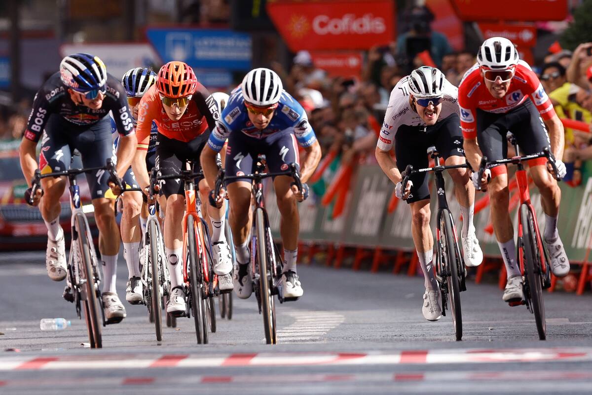 El líder de la clasificación Ben O'Connor (d) general a su llegada a línea de meta en la novena etapa de la Vuelta Ciclista a España. //EFE