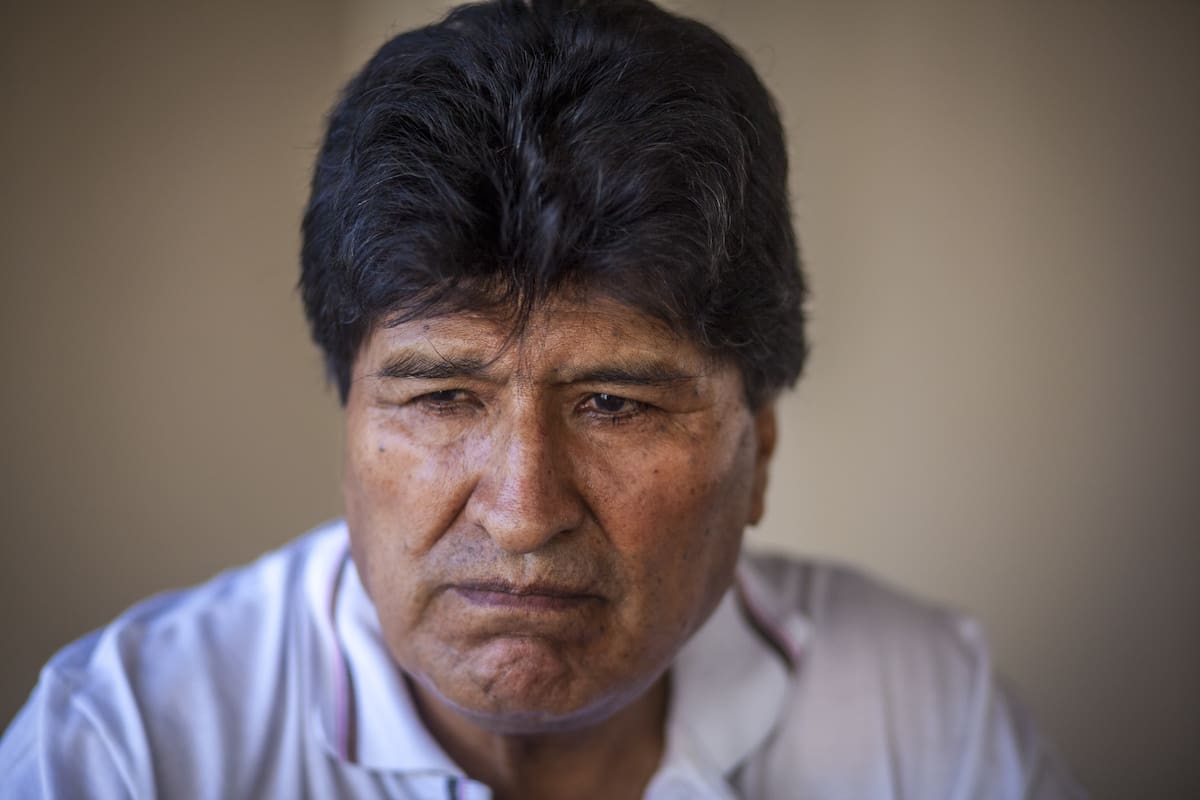 BOL01. VILLA TUNARI (BOLIVIA), 28/03/2024.- El expresidente de Bolivia Evo Morales (2006-2019), habla en entrevista con EFE, el 27 de marzo de 2024, en Villa Tunari (Bolivia). Morales afirmó en una entrevista con EFE que en el país habrá una "convulsión" si se inhabilita su candidatura presidencial para los comicios de 2025 y responsabilizó al Gobierno de Luis Arce, con el que mantiene una pelea pese a pertenecer al mismo partido. EFE/ Esteban Biba