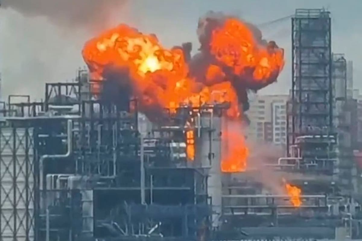 Captura de televisión de la refinería de Kapotnia, al sureste de la capital rusa, que se incendió tras un ataque masivo con drones ucranianos que penetró las defensas rusas y logró impactar anoche contra un complejo de refinerías en el sureste de Moscú, ya atacado el martes, provocando varios incendios. EFE/Astra / SOLO USO EDITORIAL/SOLO DISPONIBLE PARA ILUSTRAR LA NOTICIA QUE ACOMPAÑA (CRÉDITO OBLIGATORIO)